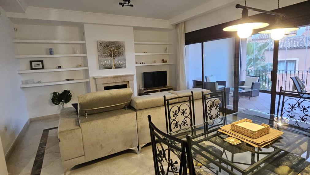 Priestranný 4-izbový radový dom s terasami, s výhľadom na more a garážou – Las Villas de Santa María, Estepona