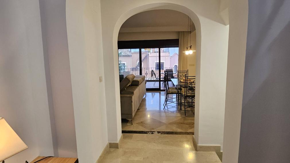 Priestranný 4-izbový radový dom s terasami, s výhľadom na more a garážou – Las Villas de Santa María, Estepona