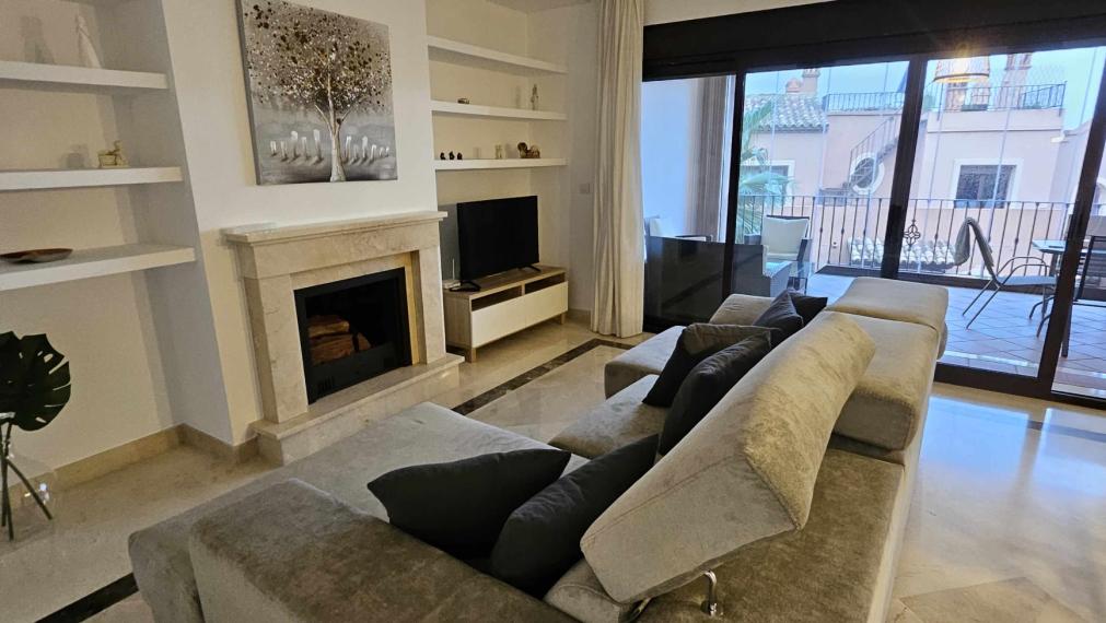Priestranný 4-izbový radový dom s terasami, s výhľadom na more a garážou – Las Villas de Santa María, Estepona