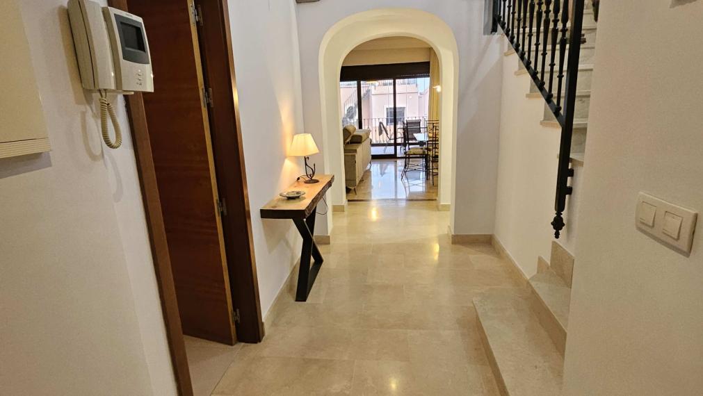 Priestranný 4-izbový radový dom s terasami, s výhľadom na more a garážou – Las Villas de Santa María, Estepona