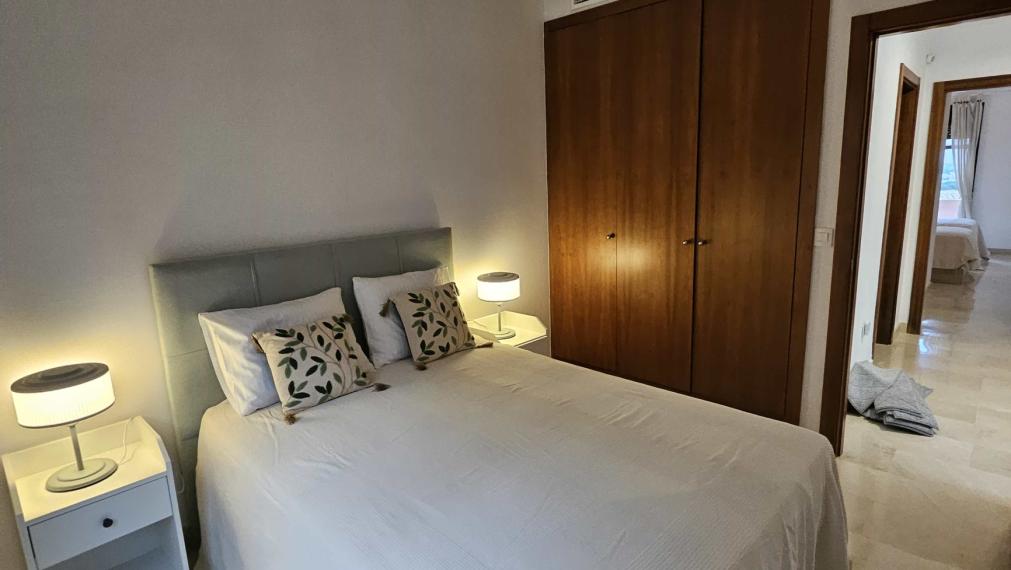 Priestranný 4-izbový radový dom s terasami, s výhľadom na more a garážou – Las Villas de Santa María, Estepona