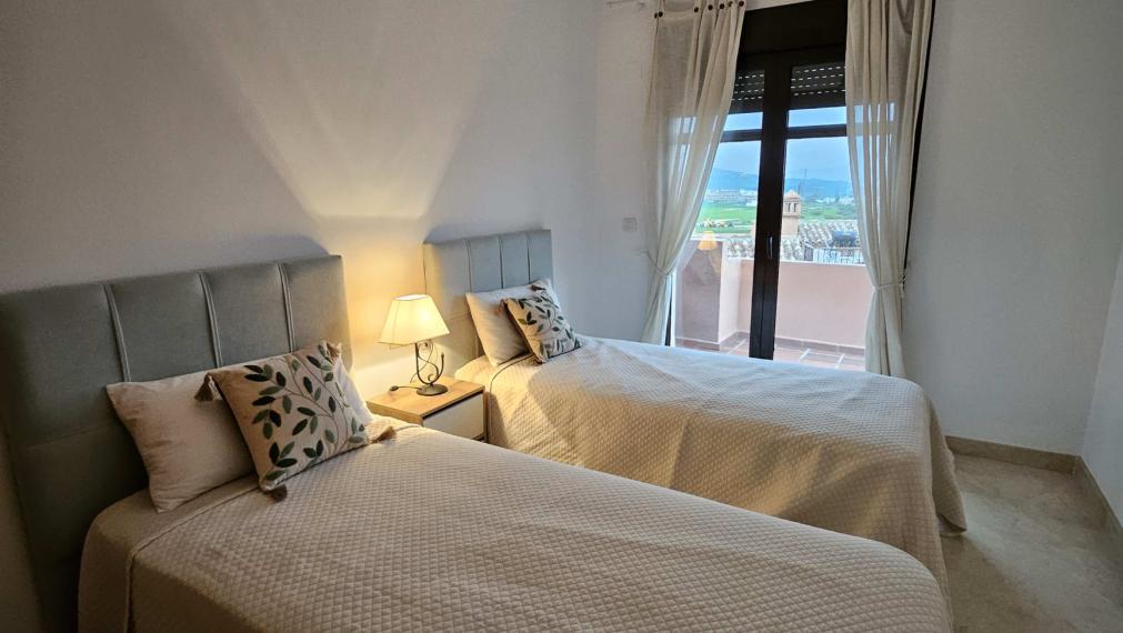 Priestranný 4-izbový radový dom s terasami, s výhľadom na more a garážou – Las Villas de Santa María, Estepona