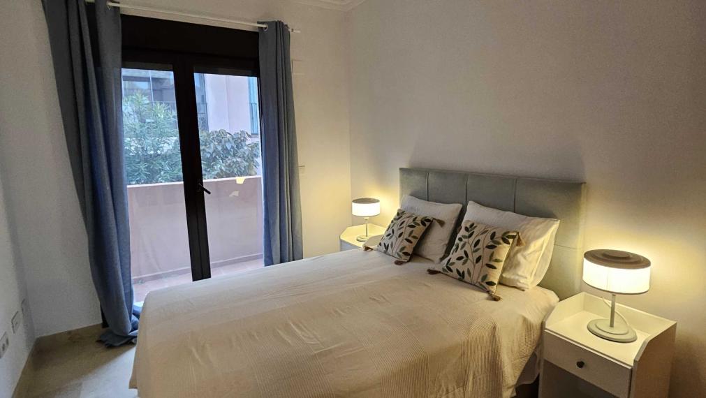 Priestranný 4-izbový radový dom s terasami, s výhľadom na more a garážou – Las Villas de Santa María, Estepona
