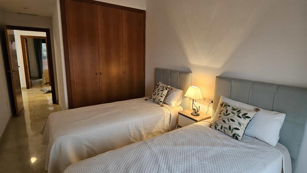 Priestranný 4-izbový radový dom s terasami, s výhľadom na more a garážou – Las Villas de Santa María, Estepona