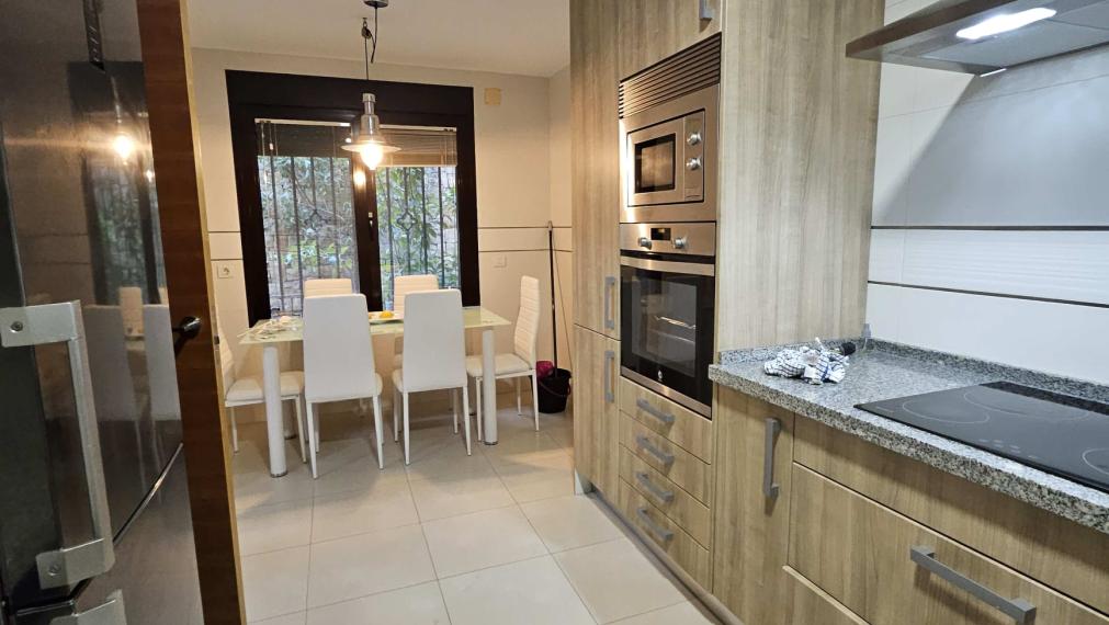 Priestranný 4-izbový radový dom s terasami, s výhľadom na more a garážou – Las Villas de Santa María, Estepona