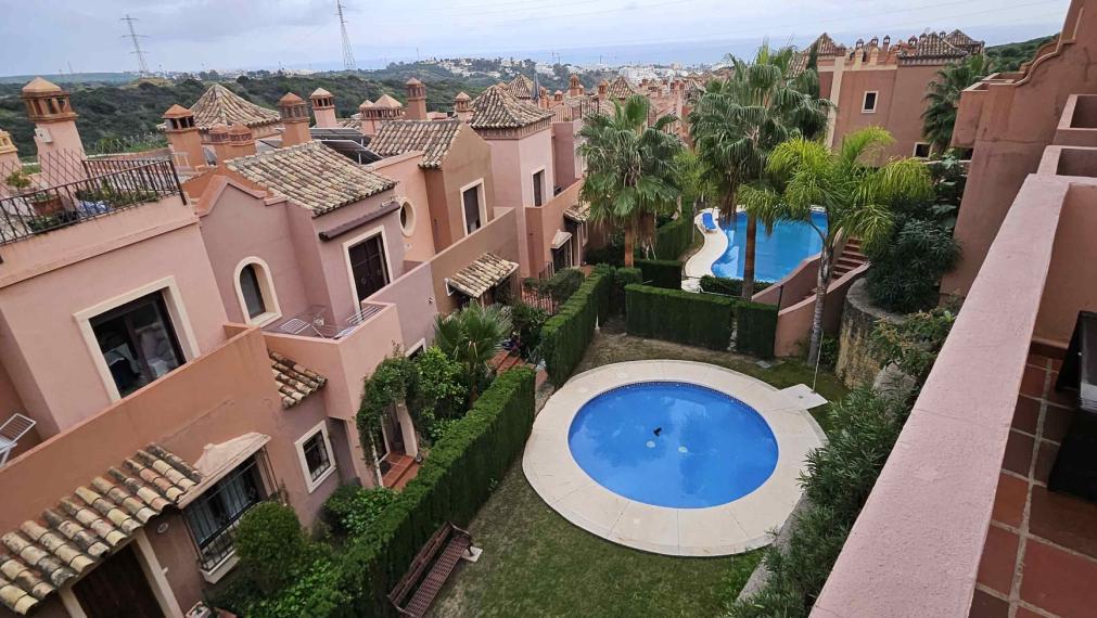 Priestranný 4-izbový radový dom s terasami, s výhľadom na more a garážou – Las Villas de Santa María, Estepona