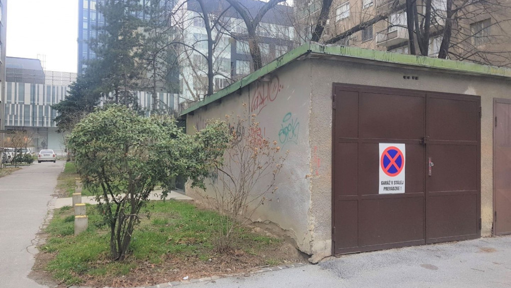 IHNEĎ VOĽNÁ ! ŽELLOVA UL. - RUŽINOV - 18M2 - GARÁŽ V BLÍZKOSTI CENTRA A OC CENTRÁL