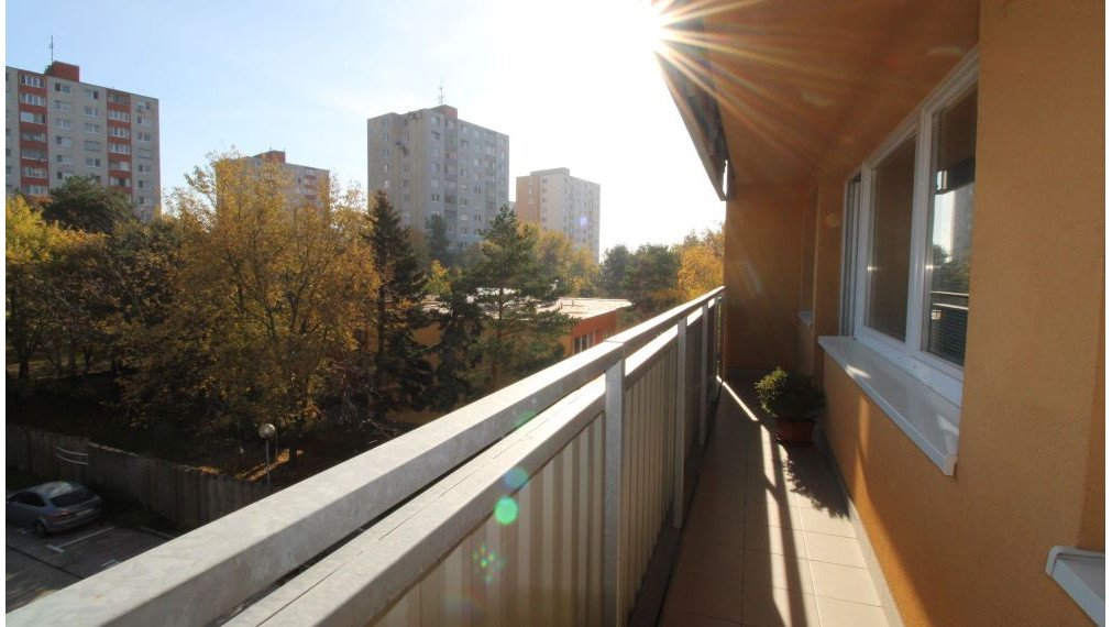 SEKURISOVA ul. - TEHLOVÝ SLNEČNÝ 2i BYT S LOGGIOU - 2x PARKOVANIE - NEPRIECHODNÉ IZBY