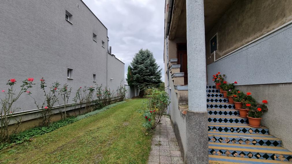 MICHALOVCE - SAMOSTATNE STOJACI 6i RD - PODPIVNIČENÝ - POZEMOK 1824M2