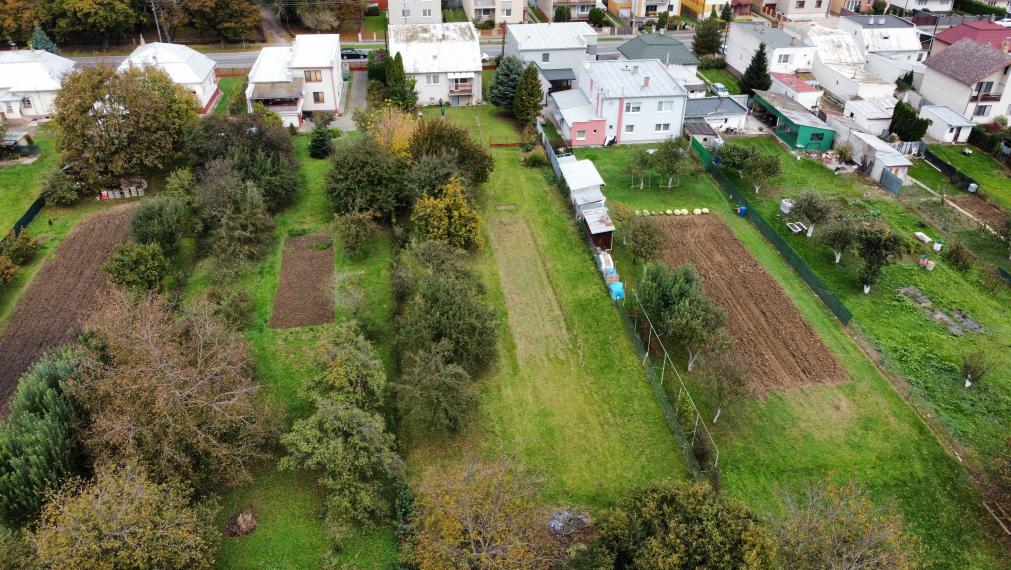 SAMOSTATNE STOJACI 6i RD - PODPIVNIČENÝ - POZEMOK 1824M2