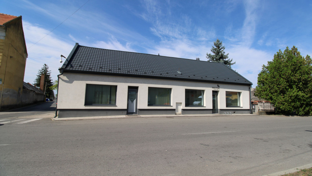 SAMOSTATNE STOJACI RODINNÝ DOM S 8 MIESTNOSŤAMI - VHODNÝ AJ NA PODNIKATEĽSKÉ ÚČELY - PODPIVNIČENÝ