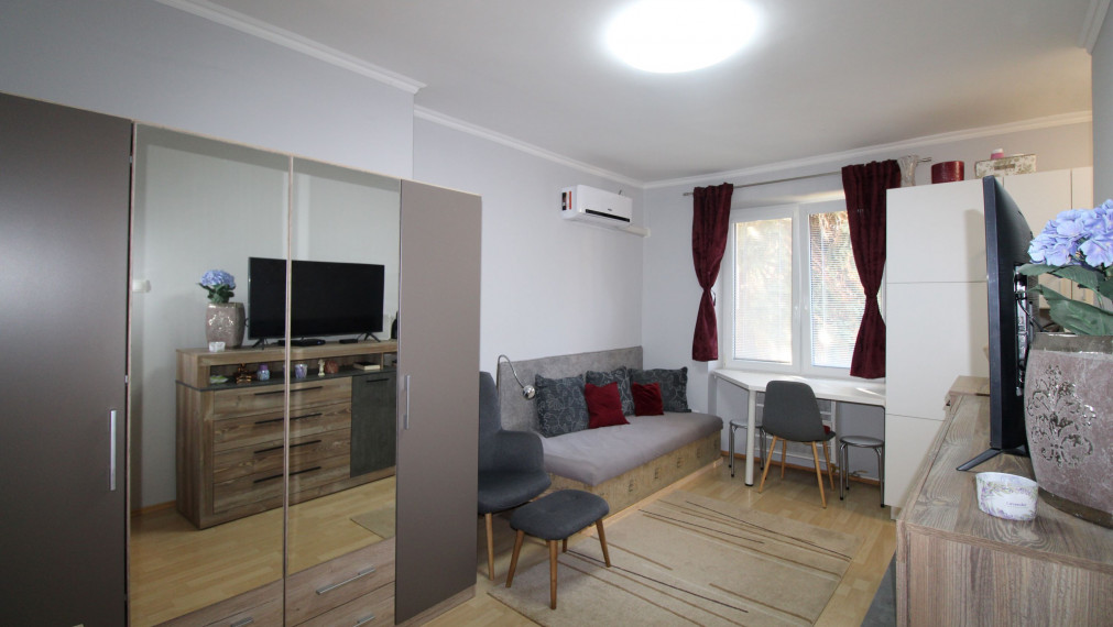 ŠKOLSKÁ ul. - KOMPLETNE PREROBENÁ GARSÓNKA - 21M2 - VÝBORNA POLOHA