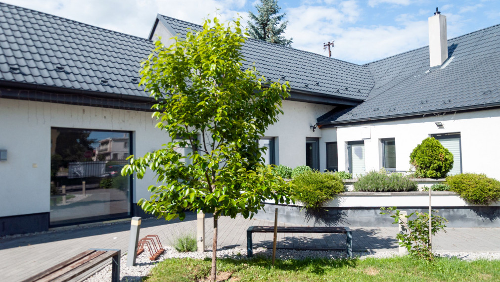 POLYFUNKČNÝ SAMOSTATNE STOJACI 1/2 RD - V SÚČASNOSTI VYUŽÍVANÝ PRE OBCHODNÉ ÚČELY