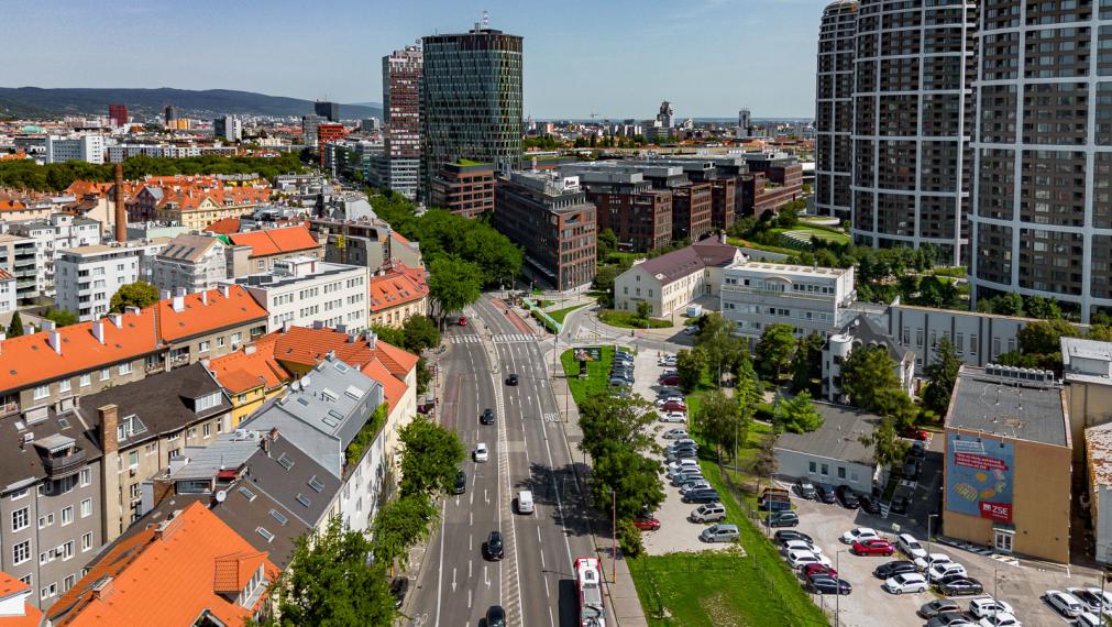 REZERVOVANÉ ! ATELIÉR S DREVENÝMI TRÁMAMI - TEHLOVÝ DOM - ORIENTÁCIA NA 2 SVETOVÉ STRANY