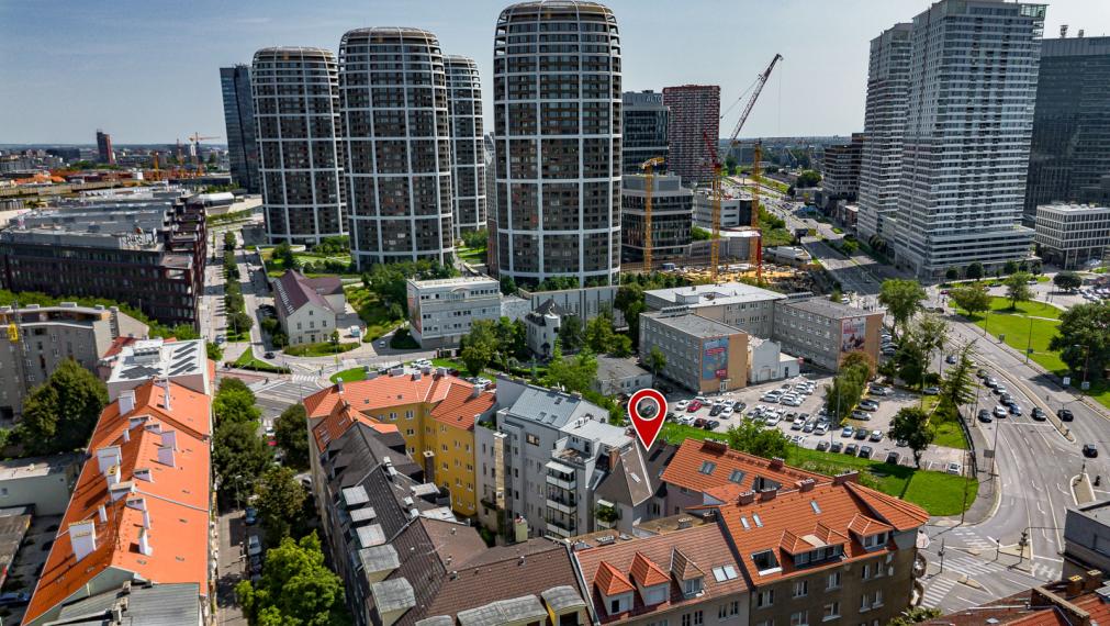 REZERVOVANÉ ! ATELIÉR S DREVENÝMI TRÁMAMI - TEHLOVÝ DOM - ORIENTÁCIA NA 2 SVETOVÉ STRANY