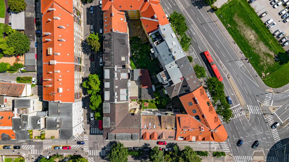 REZERVOVANÉ ! ATELIÉR S DREVENÝMI TRÁMAMI - TEHLOVÝ DOM - ORIENTÁCIA NA 2 SVETOVÉ STRANY