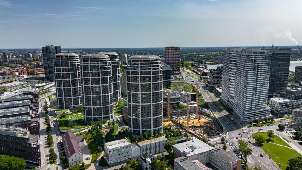 REZERVOVANÉ ! ATELIÉR S DREVENÝMI TRÁMAMI - TEHLOVÝ DOM - ORIENTÁCIA NA 2 SVETOVÉ STRANY