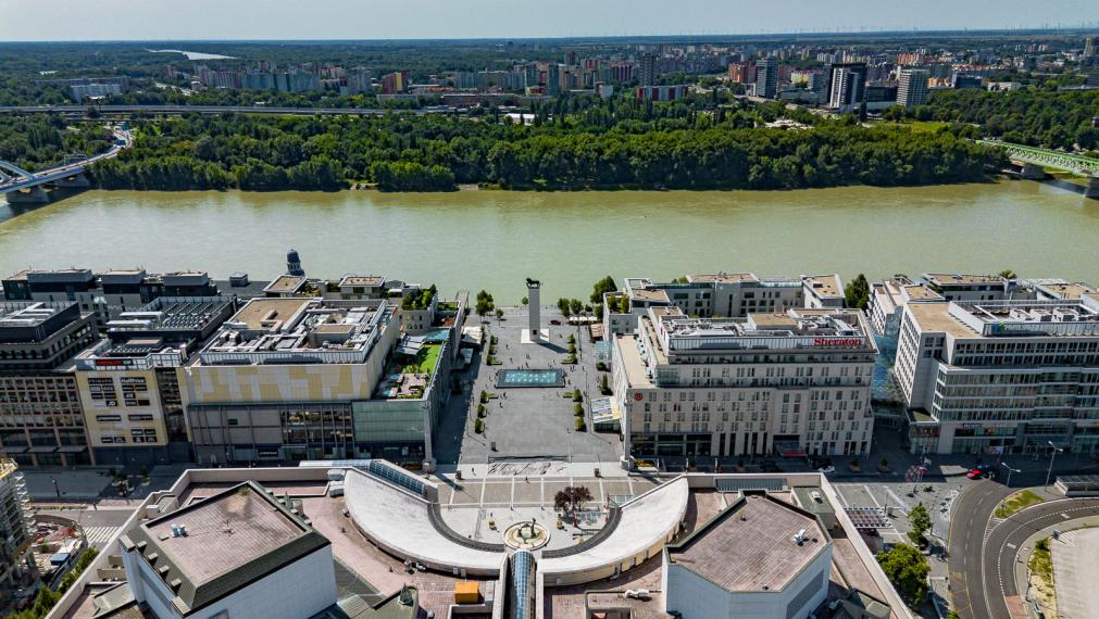 REZERVOVANÉ ! ATELIÉR S DREVENÝMI TRÁMAMI - TEHLOVÝ DOM - ORIENTÁCIA NA 2 SVETOVÉ STRANY