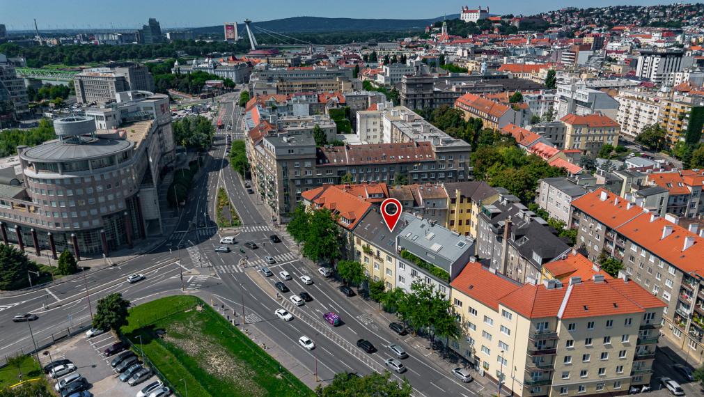 REZERVOVANÉ ! ATELIÉR S DREVENÝMI TRÁMAMI - TEHLOVÝ DOM - ORIENTÁCIA NA 2 SVETOVÉ STRANY