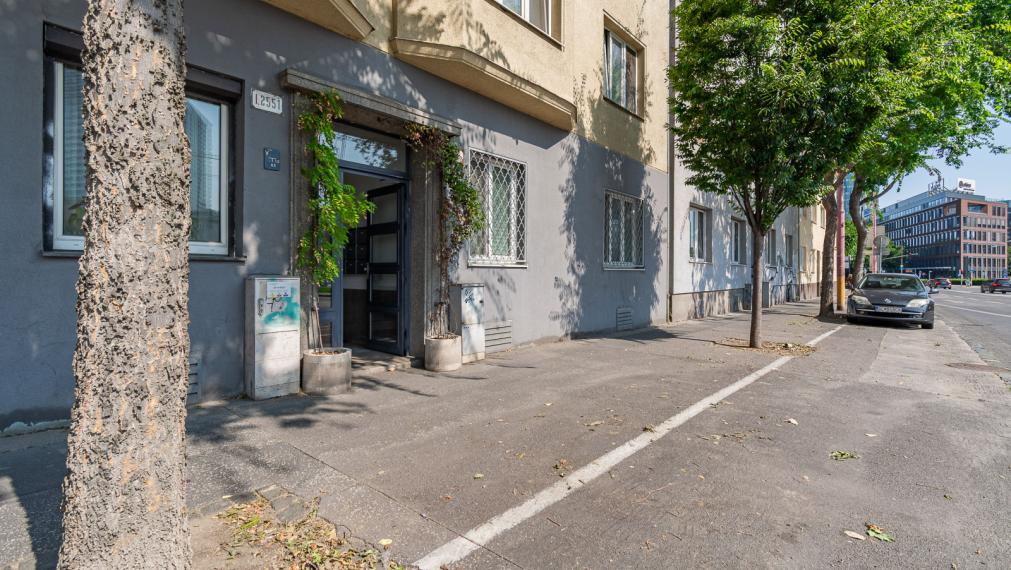 REZERVOVANÉ ! ATELIÉR S DREVENÝMI TRÁMAMI - TEHLOVÝ DOM - ORIENTÁCIA NA 2 SVETOVÉ STRANY