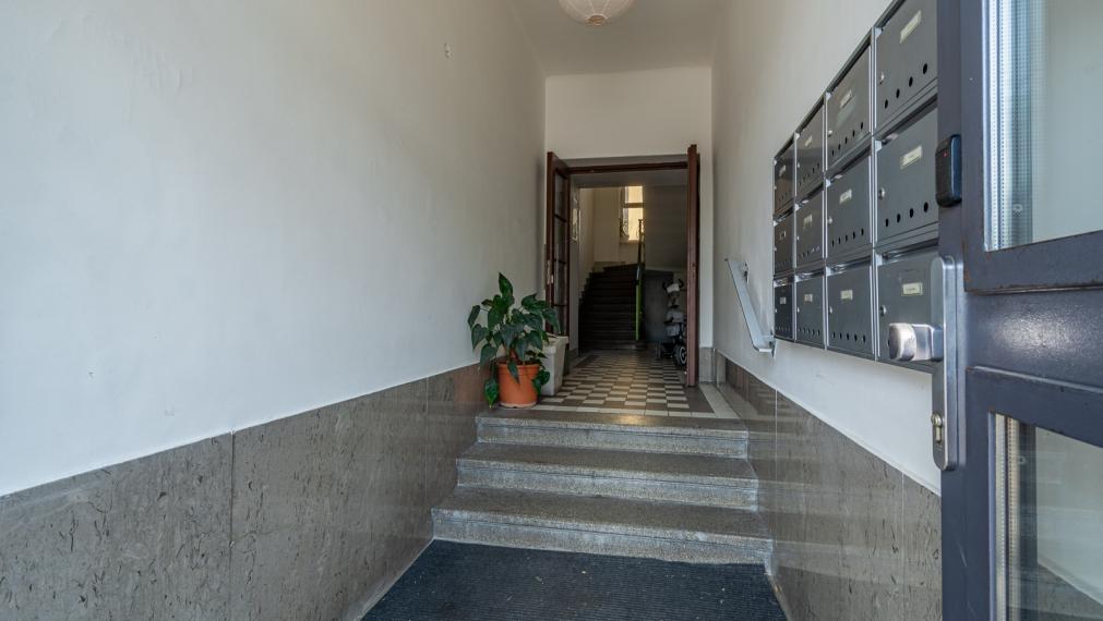 REZERVOVANÉ ! ATELIÉR S DREVENÝMI TRÁMAMI - TEHLOVÝ DOM - ORIENTÁCIA NA 2 SVETOVÉ STRANY