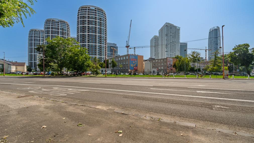 REZERVOVANÉ ! ATELIÉR S DREVENÝMI TRÁMAMI - TEHLOVÝ DOM - ORIENTÁCIA NA 2 SVETOVÉ STRANY