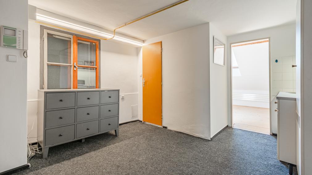 REZERVOVANÉ ! ATELIÉR S DREVENÝMI TRÁMAMI - TEHLOVÝ DOM - ORIENTÁCIA NA 2 SVETOVÉ STRANY