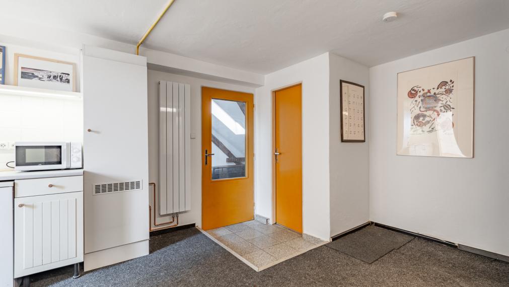 REZERVOVANÉ ! ATELIÉR S DREVENÝMI TRÁMAMI - TEHLOVÝ DOM - ORIENTÁCIA NA 2 SVETOVÉ STRANY