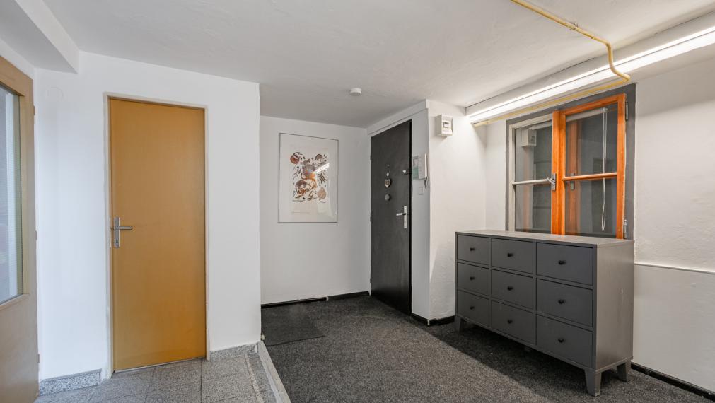 REZERVOVANÉ ! ATELIÉR S DREVENÝMI TRÁMAMI - TEHLOVÝ DOM - ORIENTÁCIA NA 2 SVETOVÉ STRANY