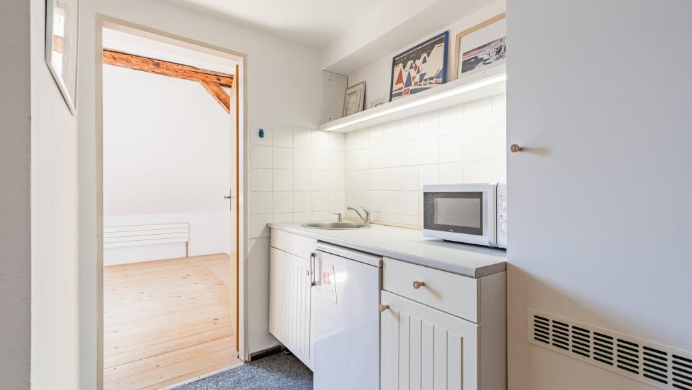 REZERVOVANÉ ! ATELIÉR S DREVENÝMI TRÁMAMI - TEHLOVÝ DOM - ORIENTÁCIA NA 2 SVETOVÉ STRANY