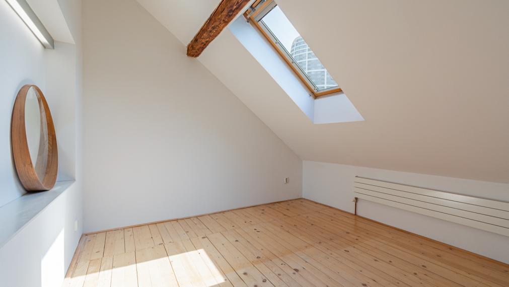 REZERVOVANÉ ! ATELIÉR S DREVENÝMI TRÁMAMI - TEHLOVÝ DOM - ORIENTÁCIA NA 2 SVETOVÉ STRANY