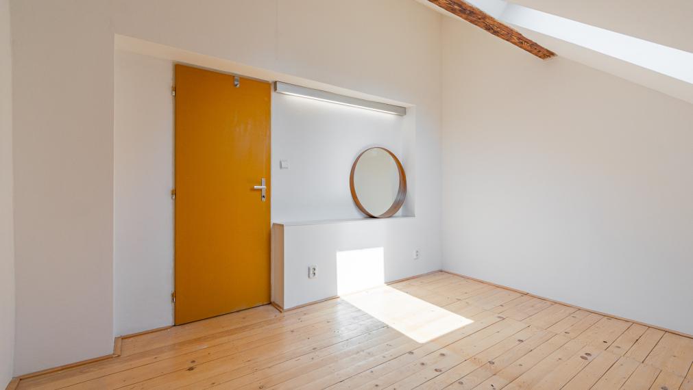 REZERVOVANÉ ! ATELIÉR S DREVENÝMI TRÁMAMI - TEHLOVÝ DOM - ORIENTÁCIA NA 2 SVETOVÉ STRANY