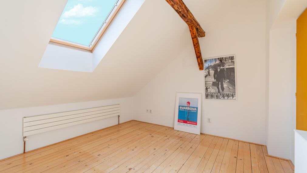 REZERVOVANÉ ! ATELIÉR S DREVENÝMI TRÁMAMI - TEHLOVÝ DOM - ORIENTÁCIA NA 2 SVETOVÉ STRANY