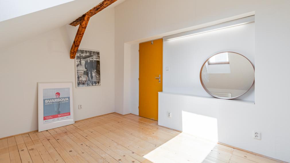 REZERVOVANÉ ! ATELIÉR S DREVENÝMI TRÁMAMI - TEHLOVÝ DOM - ORIENTÁCIA NA 2 SVETOVÉ STRANY