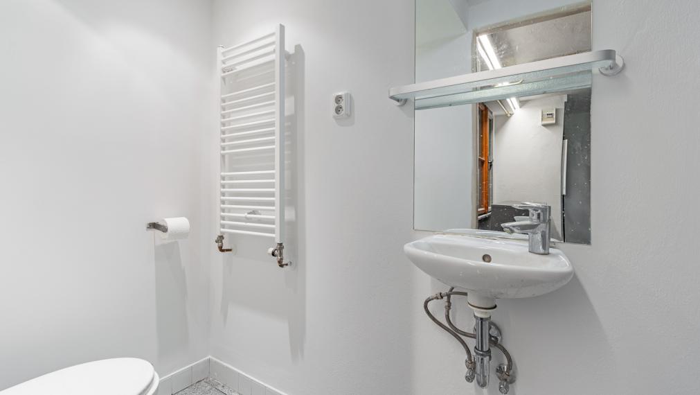 REZERVOVANÉ ! ATELIÉR S DREVENÝMI TRÁMAMI - TEHLOVÝ DOM - ORIENTÁCIA NA 2 SVETOVÉ STRANY