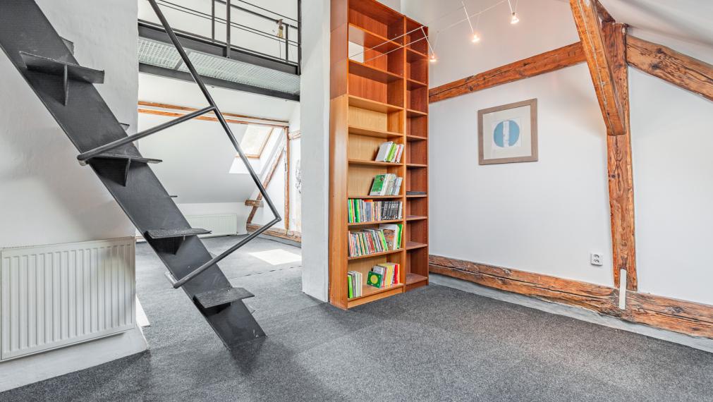 REZERVOVANÉ ! ATELIÉR S DREVENÝMI TRÁMAMI - TEHLOVÝ DOM - ORIENTÁCIA NA 2 SVETOVÉ STRANY