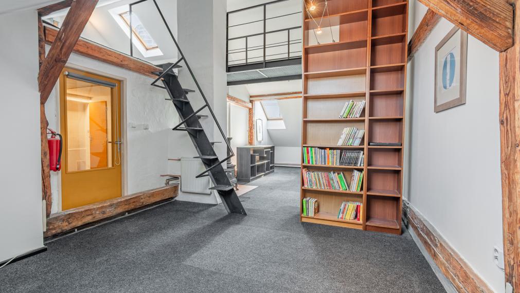 REZERVOVANÉ ! ATELIÉR S DREVENÝMI TRÁMAMI - TEHLOVÝ DOM - ORIENTÁCIA NA 2 SVETOVÉ STRANY