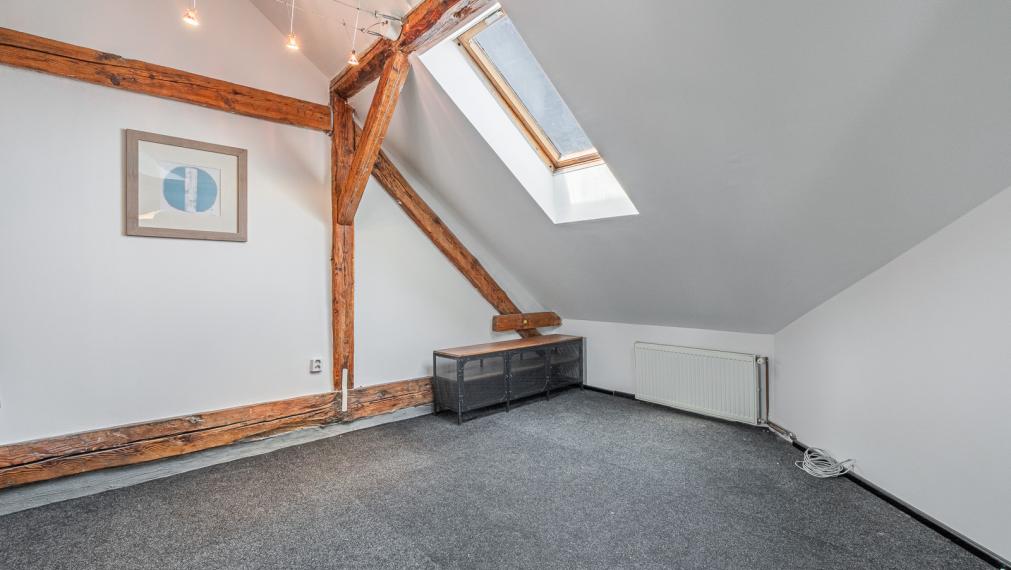 REZERVOVANÉ ! ATELIÉR S DREVENÝMI TRÁMAMI - TEHLOVÝ DOM - ORIENTÁCIA NA 2 SVETOVÉ STRANY