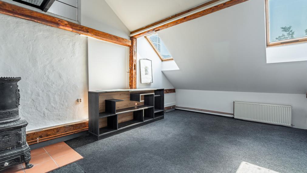 REZERVOVANÉ ! ATELIÉR S DREVENÝMI TRÁMAMI - TEHLOVÝ DOM - ORIENTÁCIA NA 2 SVETOVÉ STRANY