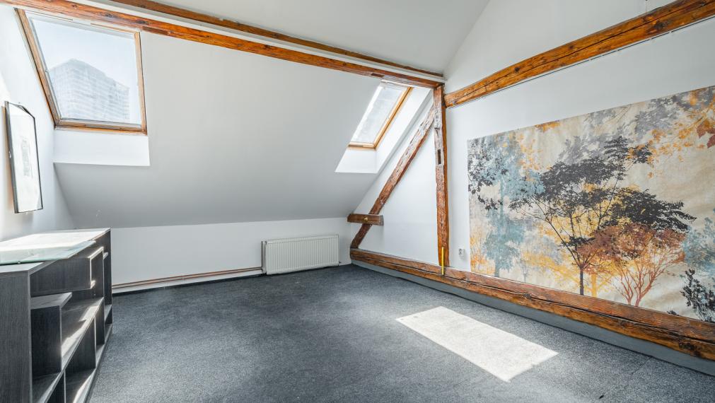 REZERVOVANÉ ! ATELIÉR S DREVENÝMI TRÁMAMI - TEHLOVÝ DOM - ORIENTÁCIA NA 2 SVETOVÉ STRANY