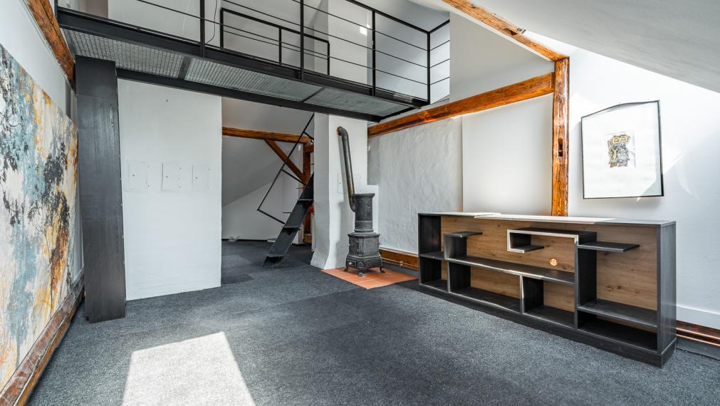 REZERVOVANÉ ! ATELIÉR S DREVENÝMI TRÁMAMI - TEHLOVÝ DOM - ORIENTÁCIA NA 2 SVETOVÉ STRANY