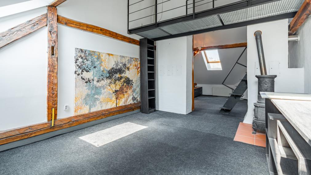 REZERVOVANÉ ! ATELIÉR S DREVENÝMI TRÁMAMI - TEHLOVÝ DOM - ORIENTÁCIA NA 2 SVETOVÉ STRANY