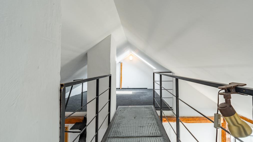 REZERVOVANÉ ! ATELIÉR S DREVENÝMI TRÁMAMI - TEHLOVÝ DOM - ORIENTÁCIA NA 2 SVETOVÉ STRANY