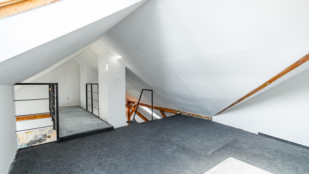 REZERVOVANÉ ! ATELIÉR S DREVENÝMI TRÁMAMI - TEHLOVÝ DOM - ORIENTÁCIA NA 2 SVETOVÉ STRANY