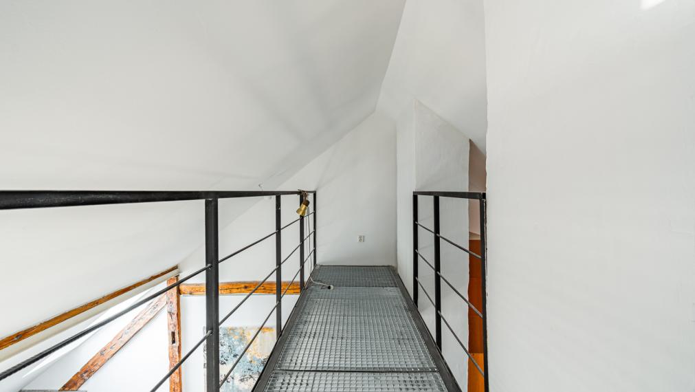 REZERVOVANÉ ! ATELIÉR S DREVENÝMI TRÁMAMI - TEHLOVÝ DOM - ORIENTÁCIA NA 2 SVETOVÉ STRANY