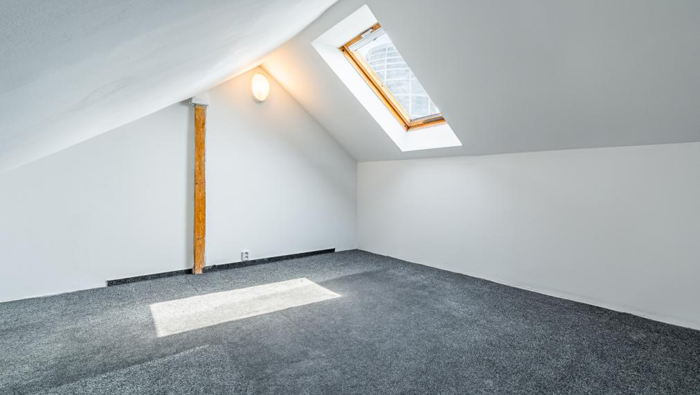 REZERVOVANÉ ! ATELIÉR S DREVENÝMI TRÁMAMI - TEHLOVÝ DOM - ORIENTÁCIA NA 2 SVETOVÉ STRANY