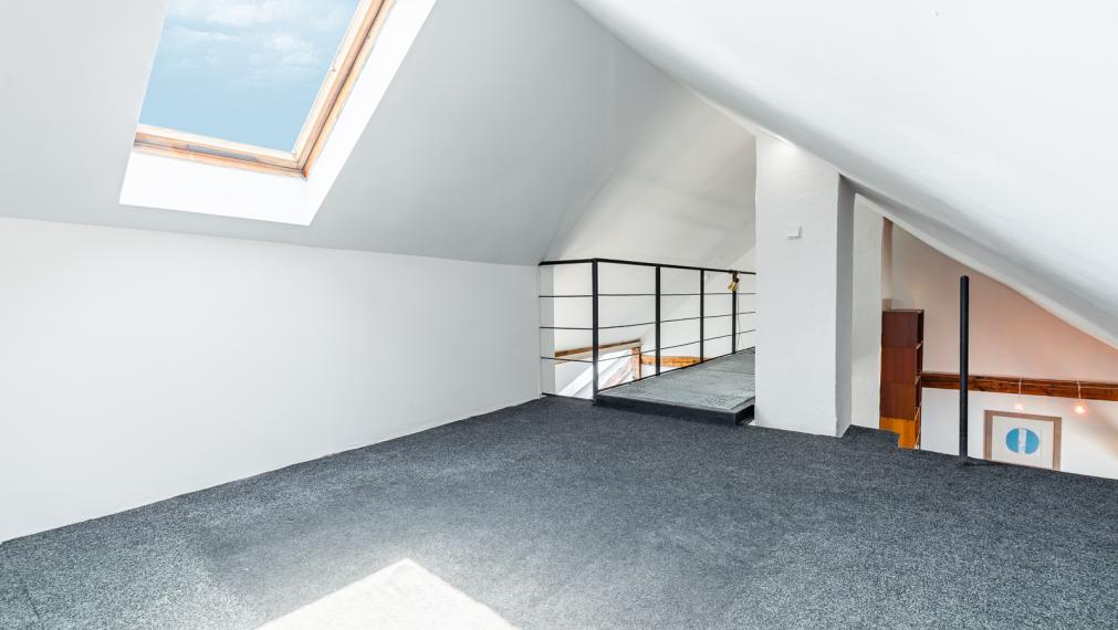 REZERVOVANÉ ! ATELIÉR S DREVENÝMI TRÁMAMI - TEHLOVÝ DOM - ORIENTÁCIA NA 2 SVETOVÉ STRANY