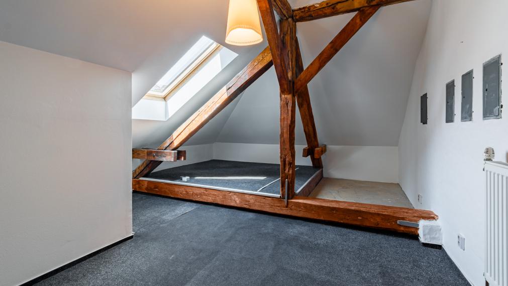 REZERVOVANÉ ! ATELIÉR S DREVENÝMI TRÁMAMI - TEHLOVÝ DOM - ORIENTÁCIA NA 2 SVETOVÉ STRANY