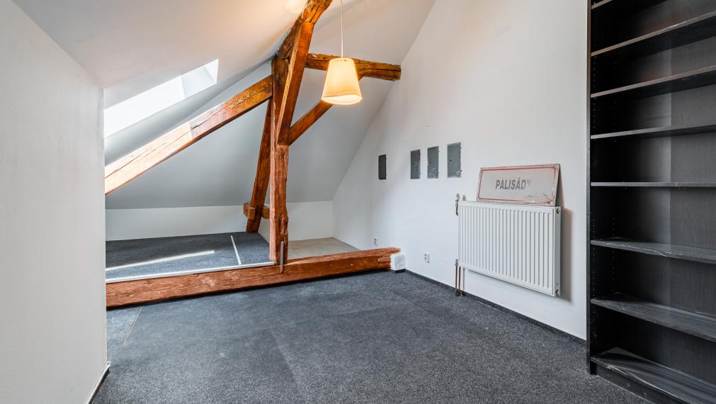 REZERVOVANÉ ! ATELIÉR S DREVENÝMI TRÁMAMI - TEHLOVÝ DOM - ORIENTÁCIA NA 2 SVETOVÉ STRANY