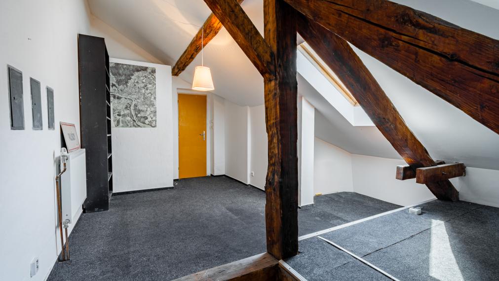 REZERVOVANÉ ! ATELIÉR S DREVENÝMI TRÁMAMI - TEHLOVÝ DOM - ORIENTÁCIA NA 2 SVETOVÉ STRANY